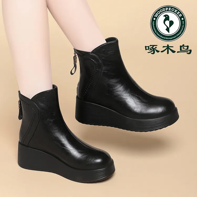 啄木鸟坡跟短靴女秋冬季皮鞋加绒保暖妈妈棉鞋圆头百搭厚底女靴子