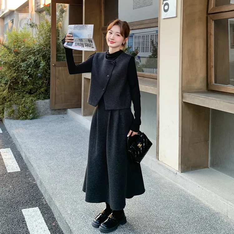 黑灰色高级感法式赫本风马甲套装裙女秋冬新款复古气质毛呢三件套
