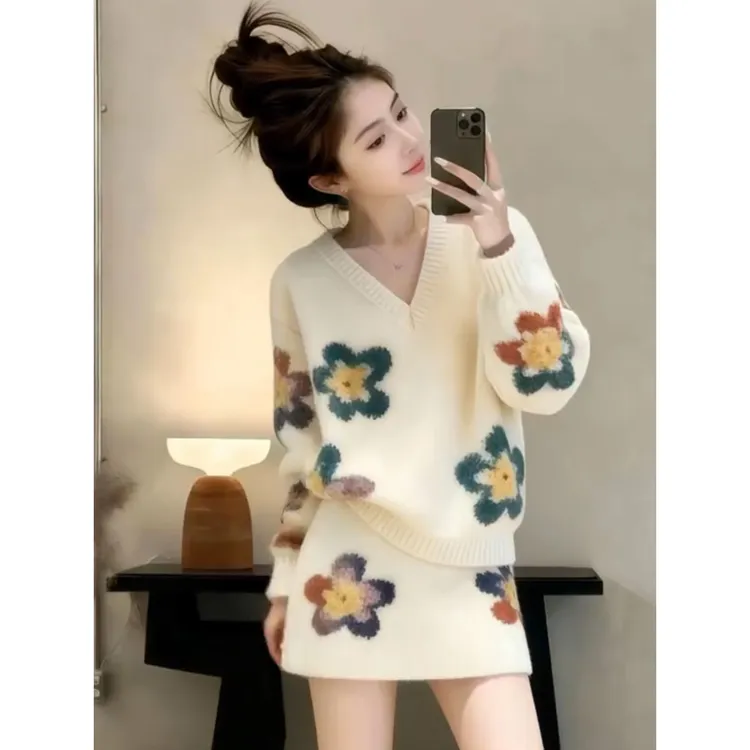 冬装搭配一整套装2026新款气质软糯辣妹花朵V领毛衣短裙高级女装