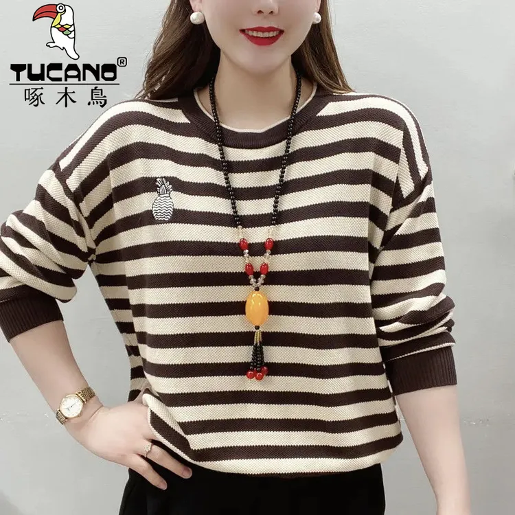 啄木鸟女装春秋薄款上衣大码宽松显瘦时尚条纹刺绣圆领打底针织衫
