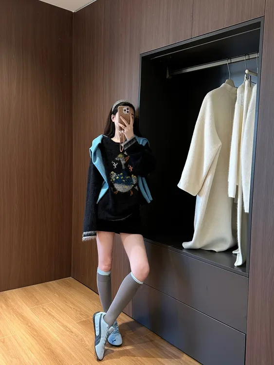 秋季新款时尚洋气百搭女装韩版圆领长袖卡通图案针织衫休闲短裙