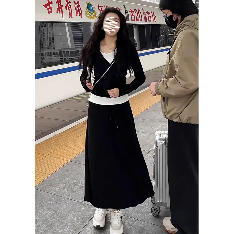 2025秋季新款女韩系穿搭撞色假两件连帽上衣百搭高腰显瘦半身裙