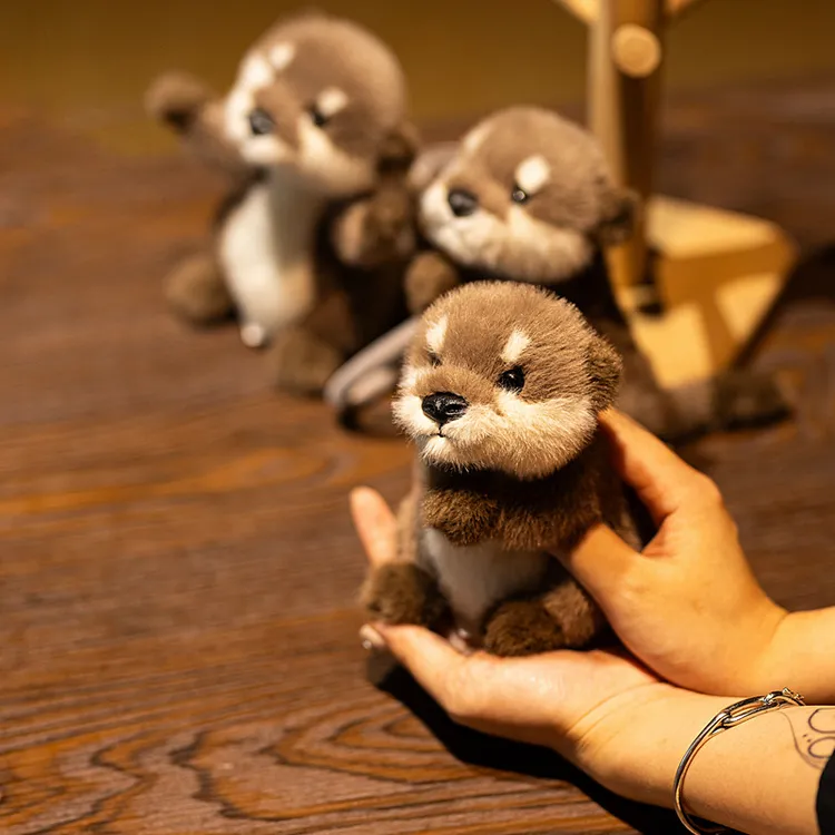 毛绒水獭玩偶包包挂件公仔书包挂饰可爱背包小饰品水獭礼物钥匙扣