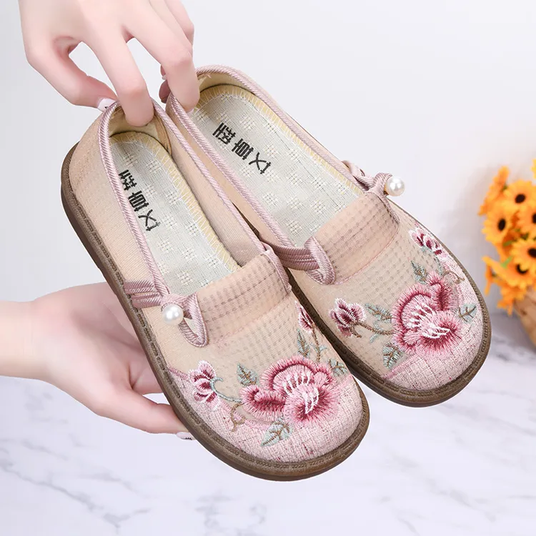 夏季老北京布鞋女新款透气网面绣花鞋软底镂空民族风一脚蹬妈妈鞋
