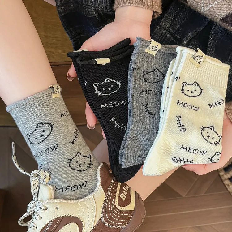 2025秋冬季新款kitty猫袜子女可爱卡通棉袜百搭舒适中筒袜堆堆袜