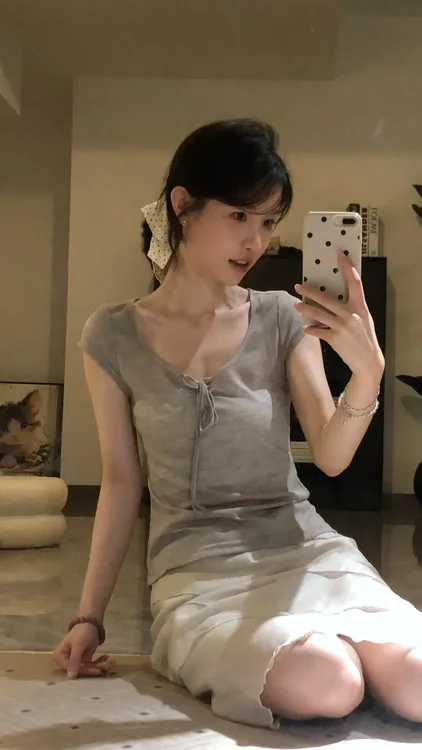 灰色v领微透视薄款短袖T恤女夏季辣妹风修身短款小衫洋气别致上衣