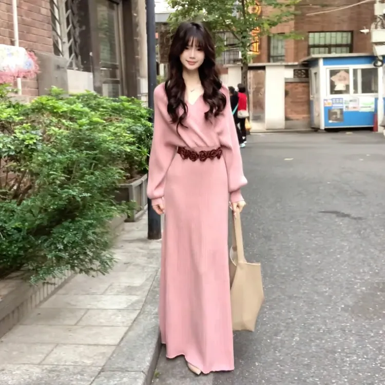 温柔御姐粉色V领针织连衣裙女秋冬超好看气质内搭收腰包臀长裙子