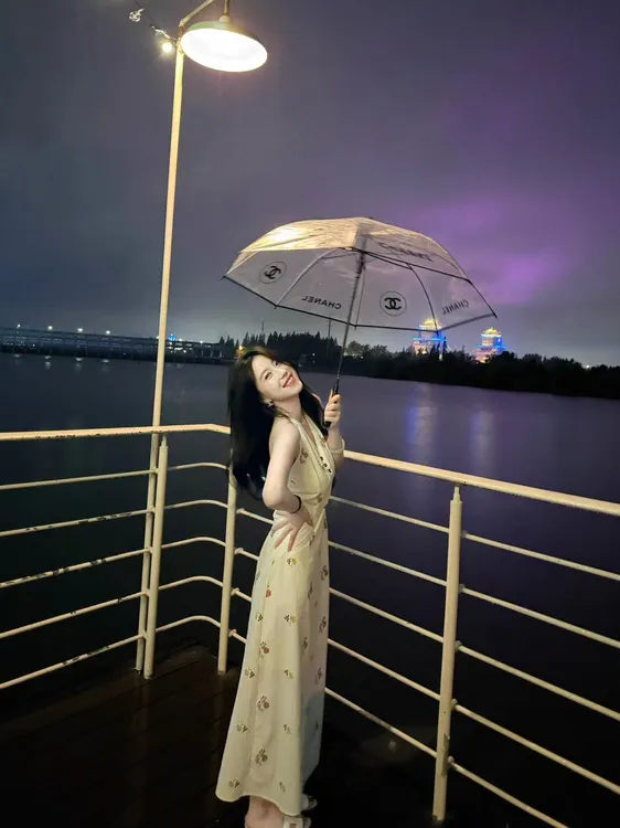 2025夏季新款法式气质度假风杏色碎花挂脖设计收腰显瘦连衣裙