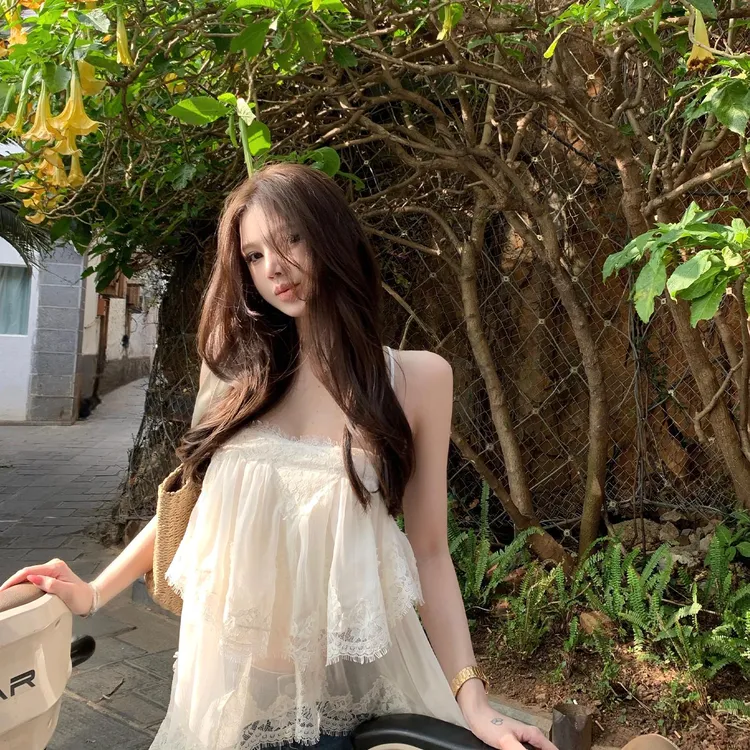 titi小姐姐【菲林迷雾】轻透纯欲蕾丝拼接吊带上衣