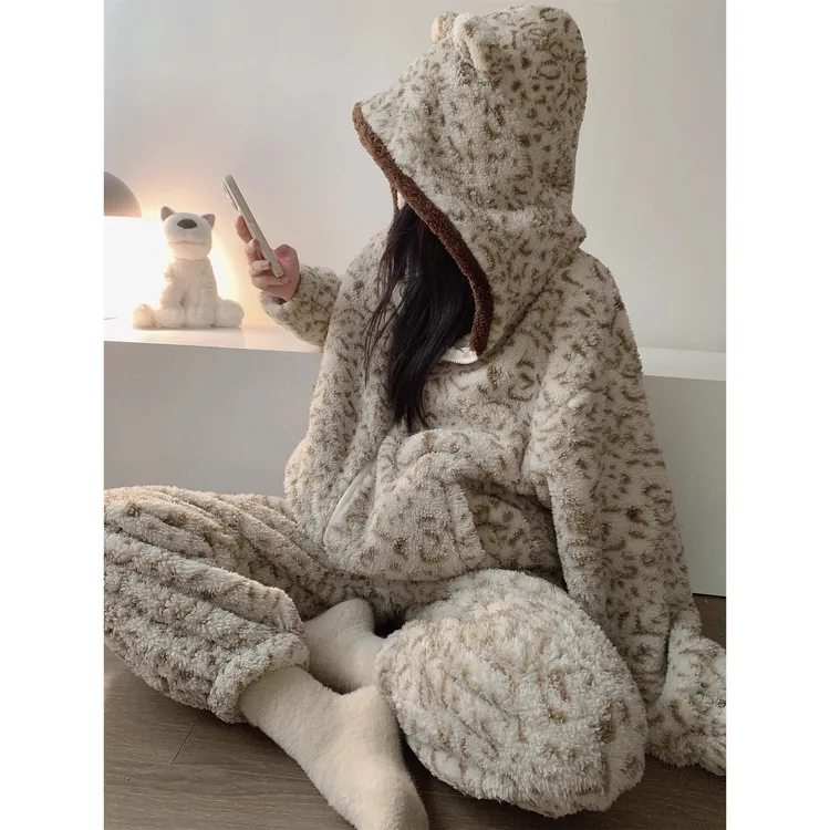 可爱少女小狗豹纹珊瑚绒睡衣女冬季新款加厚连帽家居服套装可外穿
