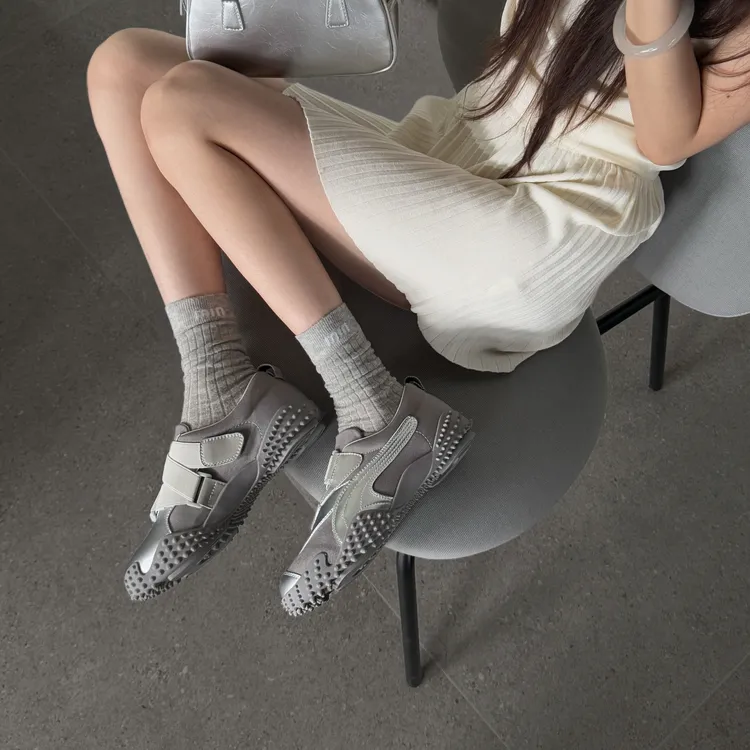 小发喵「银翼锋芒·极简搭扣运动鞋｜驭风潮流型格全开」999