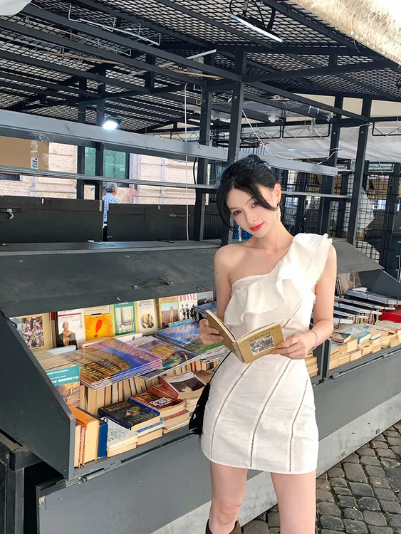 2025夏季新款气质无袖收腰显瘦短裙性感辣妹斜肩鱼线拼接连衣裙女