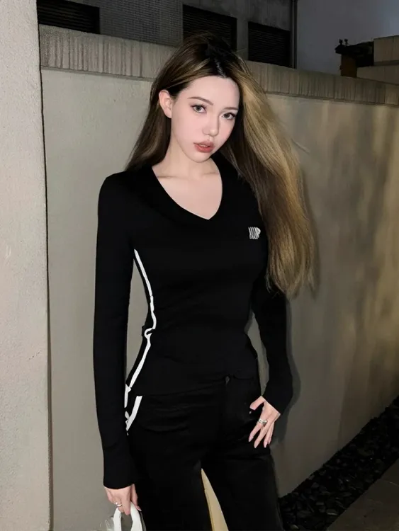 美式复古正肩长袖T恤女秋季修身显瘦辣妹V领露锁骨打底衫纯色上衣
