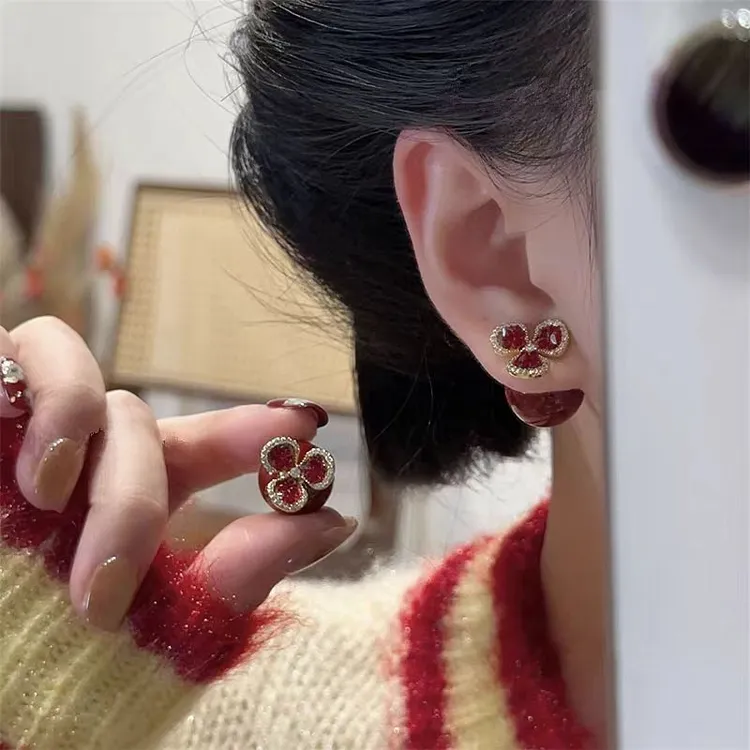 一款多戴红色珠珠碎钻三叶花耳钉复古轻奢气质甜美耳饰时髦饰品