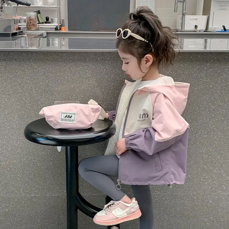 女童外套春秋款2025新款洋气女孩宝宝秋装上衣儿童秋季连帽冲锋衣