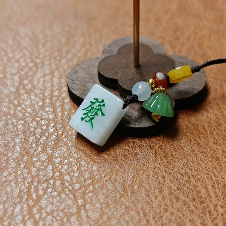 华洋玉器天然a货翡翠双面雕刻麻将牌吊坠挂件