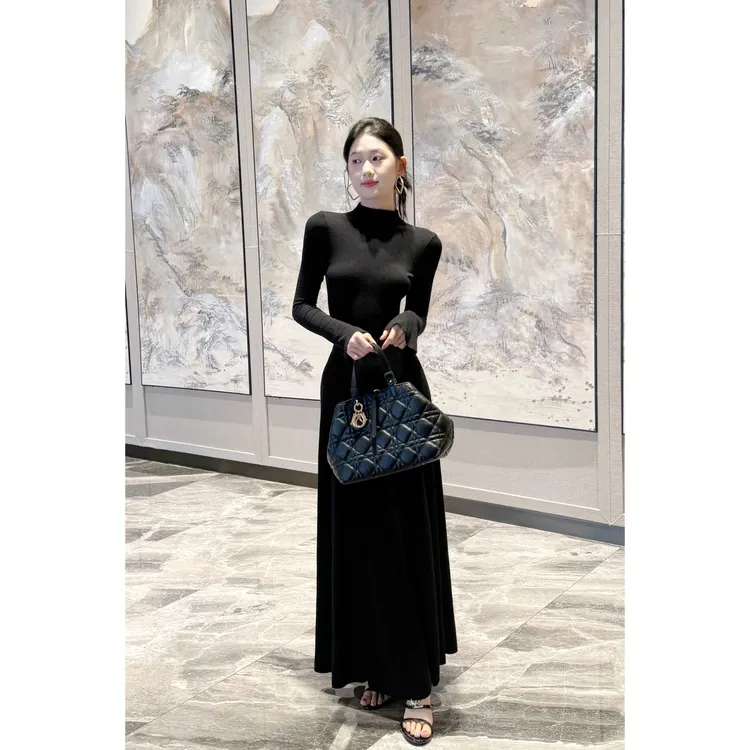 针织喇叭袖长款连衣裙时尚百搭修身打底裙秋冬气质显瘦轻奢名媛裙