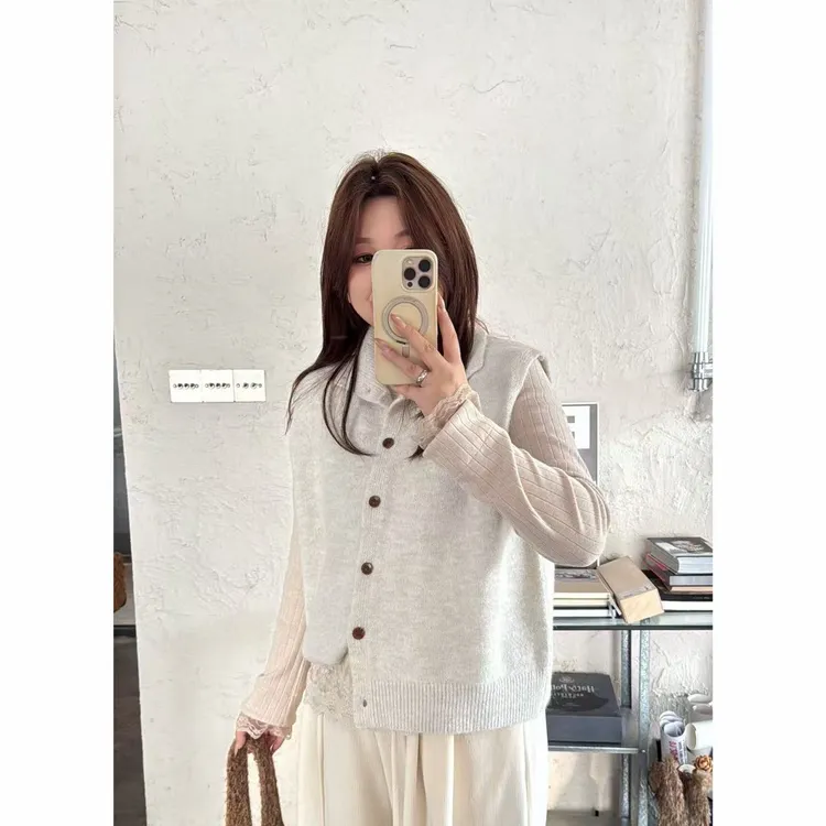 晶咕佳佳【淡颜学姐】下摆拼接蕾丝宽纹打底衫+高领森系纽扣马甲