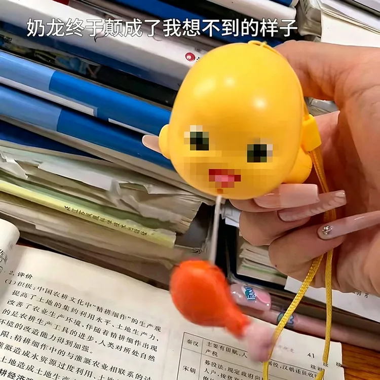 【新疆包邮】奶龙吃鸡腿新款玩具创意可爱玩偶钥匙扣上课书包手机挂