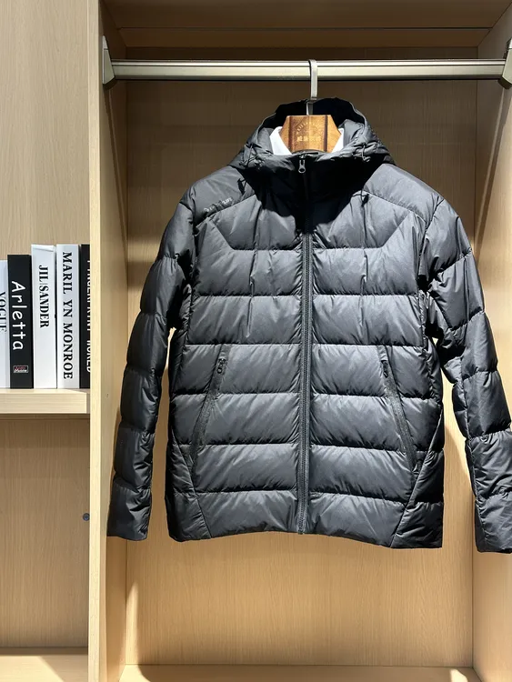 秋冬男士短款连帽轻薄排骨羽绒服户外时尚休闲保暖防风黑色外套