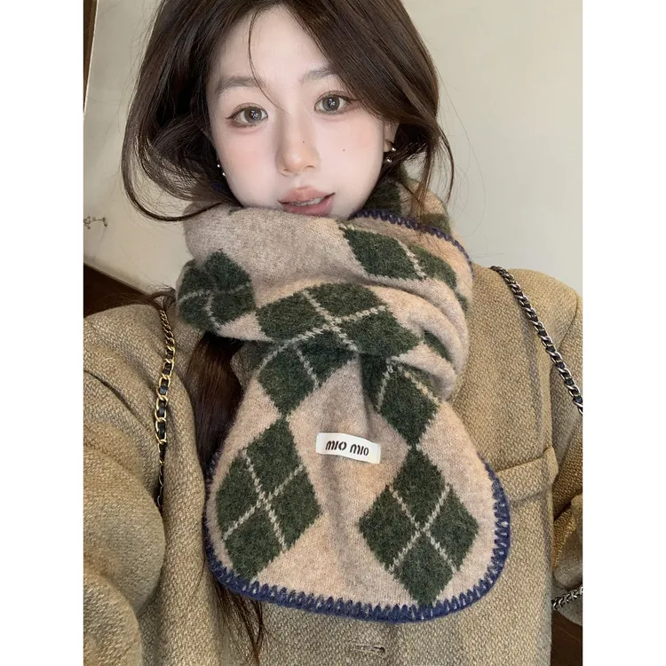 日系复古格纹毛线围巾女冬保暖百搭学生情侣学院风针织菱形格围脖