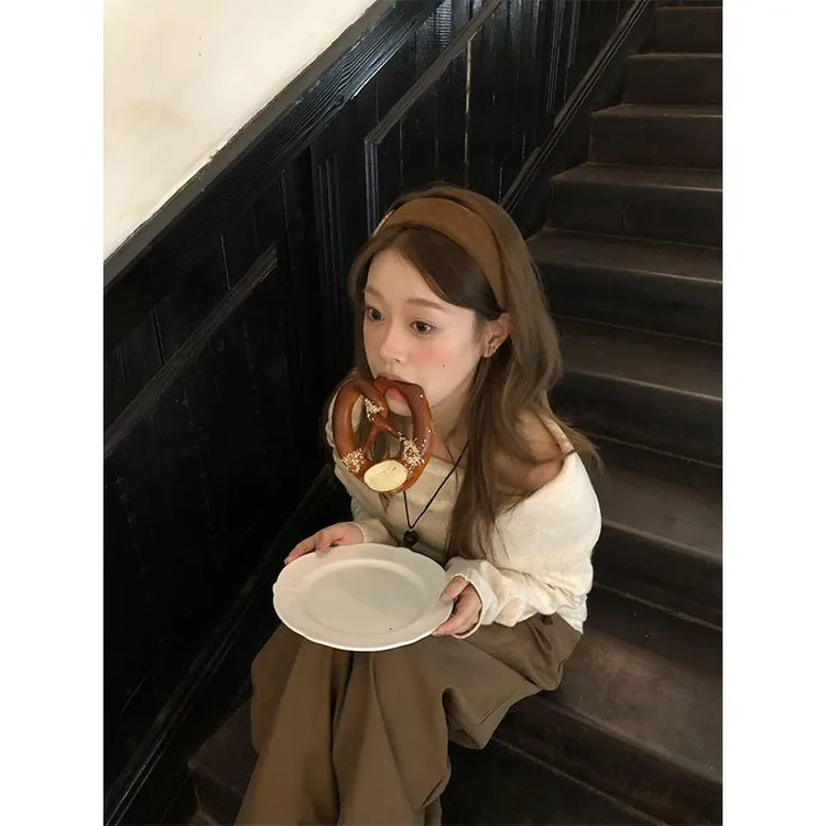 韩系一字肩毛衣2025秋季新款小众气质露肩设计针织上衣女显瘦裤子