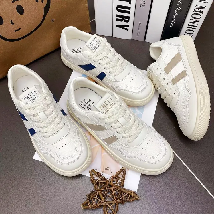 新款平底透气小白鞋百搭条纹款板鞋软底防滑简约四季女款休闲鞋