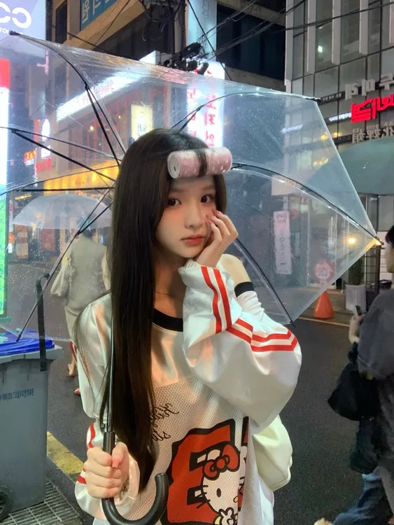 时尚设计感修身长袖露肩球衣卫衣上衣2025早秋新款显瘦短裤套装女