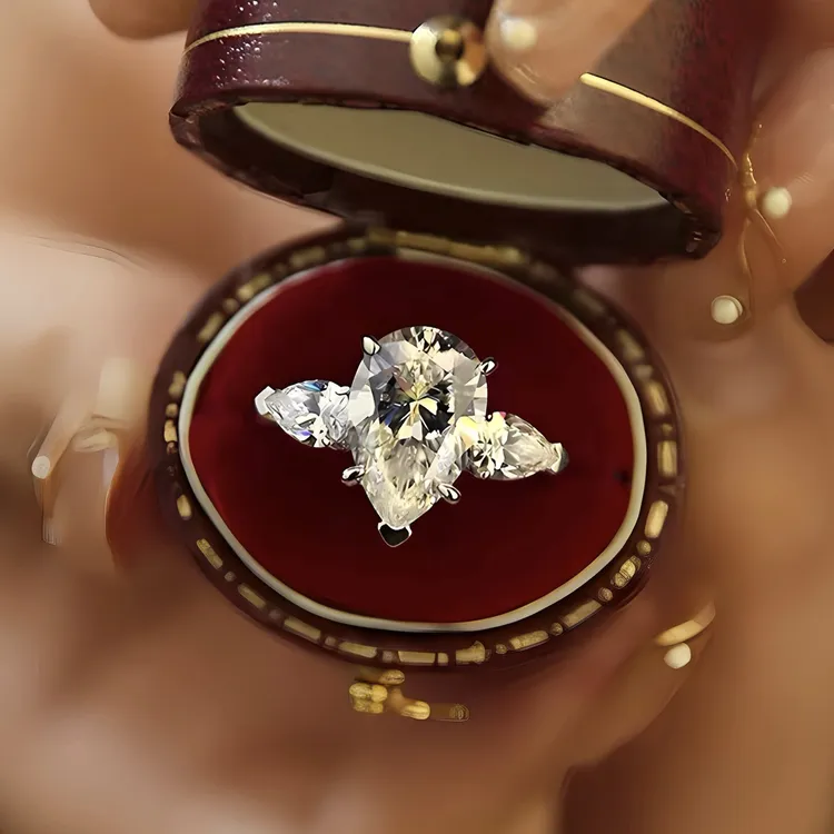 合金莫桑石戒指 水滴形钻戒仿真莫桑石三克拉戒指梨形结婚道具