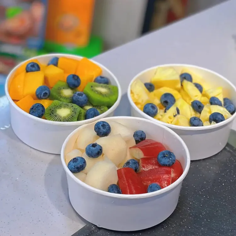 白色牛皮纸碗一次性外卖包装盒打包盒圆形餐盒水果果切沙拉带盖