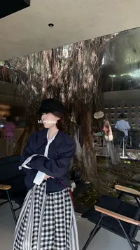 一件深藏青短款外套 