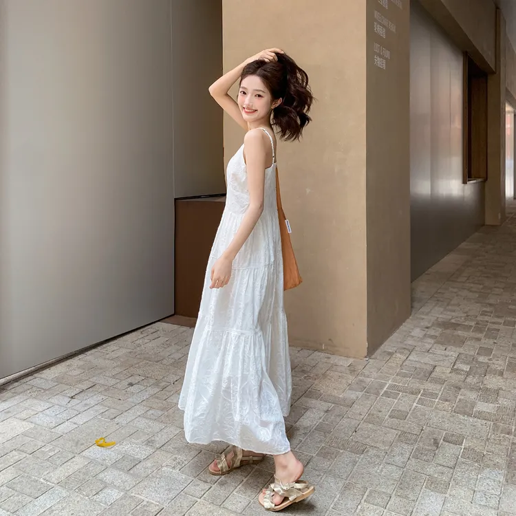 法式高级感白月光吊带连衣裙女2025夏季新款度假风收腰气质A字裙