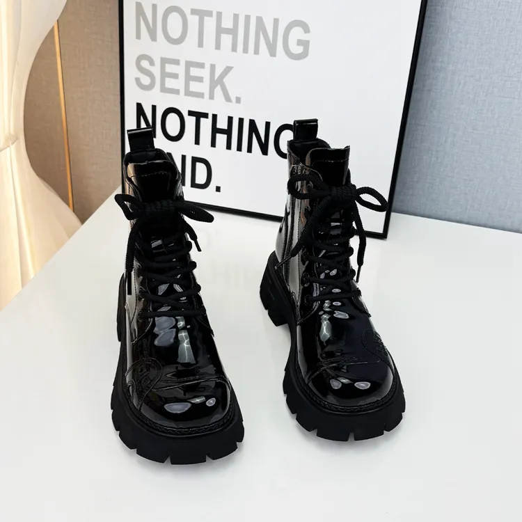 英伦风时尚洋气马丁靴女2025秋冬加绒新款网红爆款百搭厚底短靴