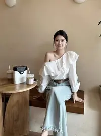 盐系斜肩荷叶边露肩白色衬衫女早秋季长袖衬衫别致上衣搭半裙套装