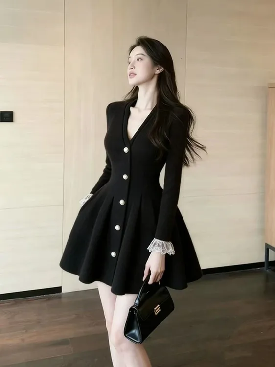 轻熟法式收腰气质连衣裙女2025秋冬新款赫本风蕾丝拼接显瘦A字裙