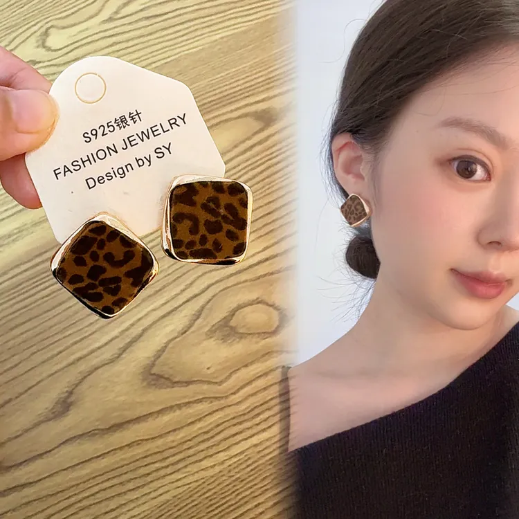 铜合金耳饰 优雅时髦性感豹纹丝绒气质金属风简约女人味耳饰 A74