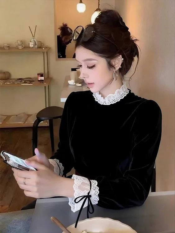 秋冬法式复古蕾丝拼接喇叭长袖丝绒打底衫女内搭撞色立领绝美上衣