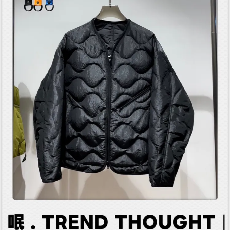 呡 . TREND THOUGHT丨白鹅绒90%无领包边葫芦格鹅绒服