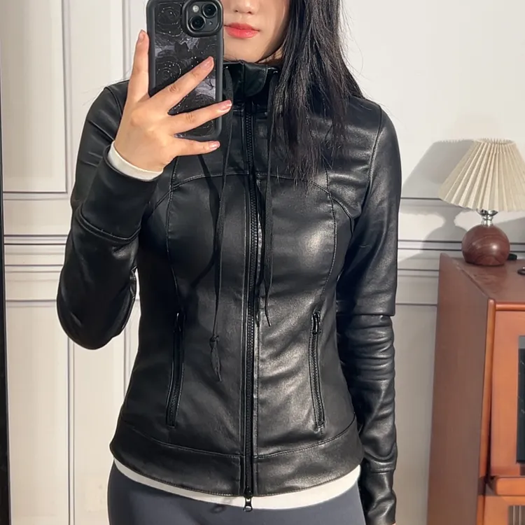 哇也太显瘦了弹力皮瑜伽服修身纸片人绵羊皮皮衣真皮带帽