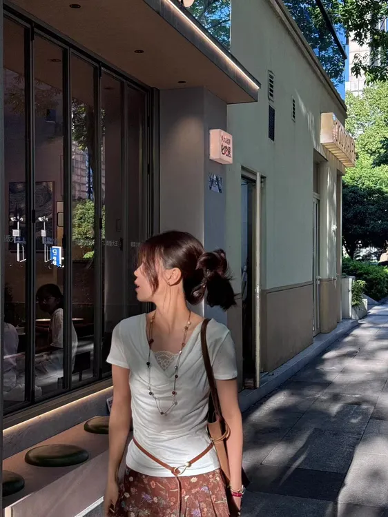 2025夏季新款法式温柔风蕾丝拼接荡领短袖t恤超好看上衣百搭半裙