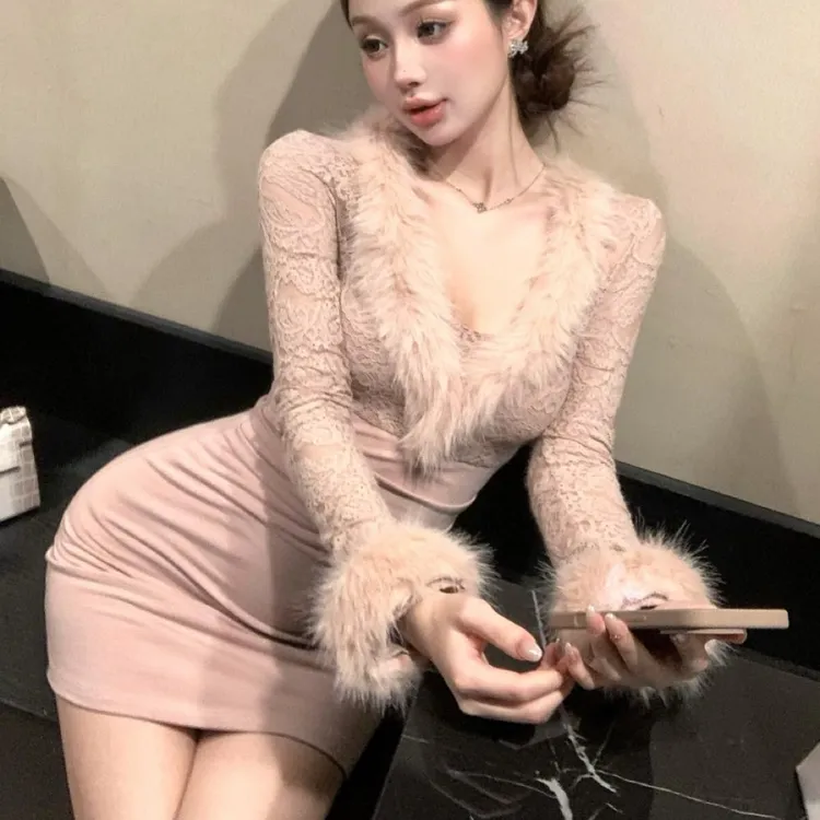 纯欲辣妹毛领蕾丝拼接性感长袖连衣裙秋冬修身小众炸街高级感女装