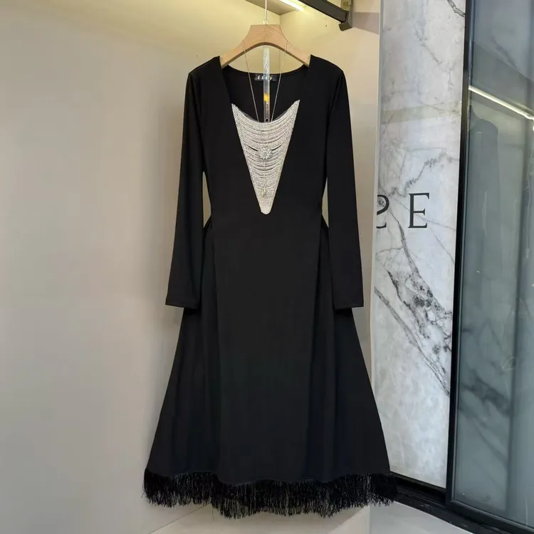 2025新款时尚洋气链条收腰a字裙流苏绝美显瘦藏肉清冷连衣裙2104