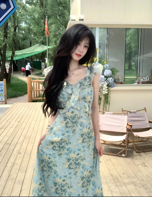 茶歇法式小飞袖碎花连衣裙女2025春季新款海边度假无袖气质长裙