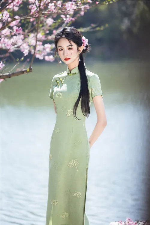 绿色中式长款2025改良旗袍新款连衣裙夏季年轻少女气质款日常显瘦