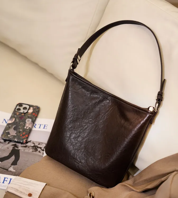 今年流行爆款包包女士2025新款超火小众腋下水桶包百搭单肩斜挎包