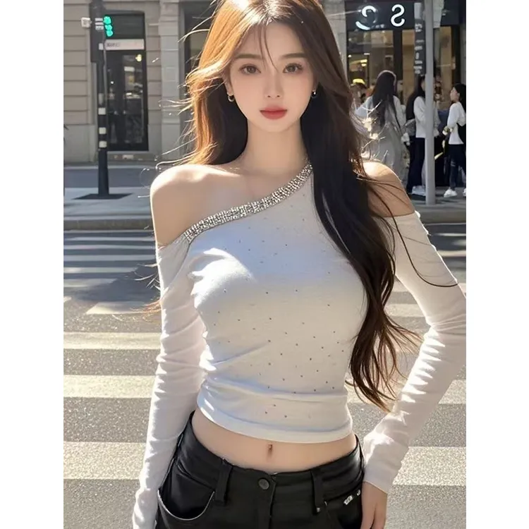 春秋季2025新款设计感镶钻露肩斜领上衣女减龄洋气外搭长袖打底衫