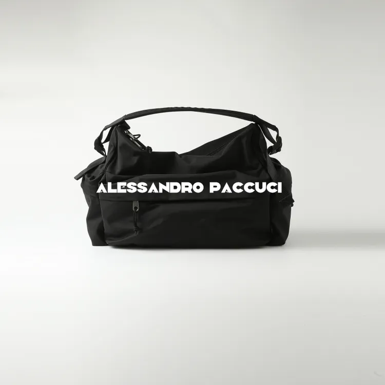 AP洛哥53035BD【随身而行】多口袋大容量黑色时尚旅行单肩斜跨包