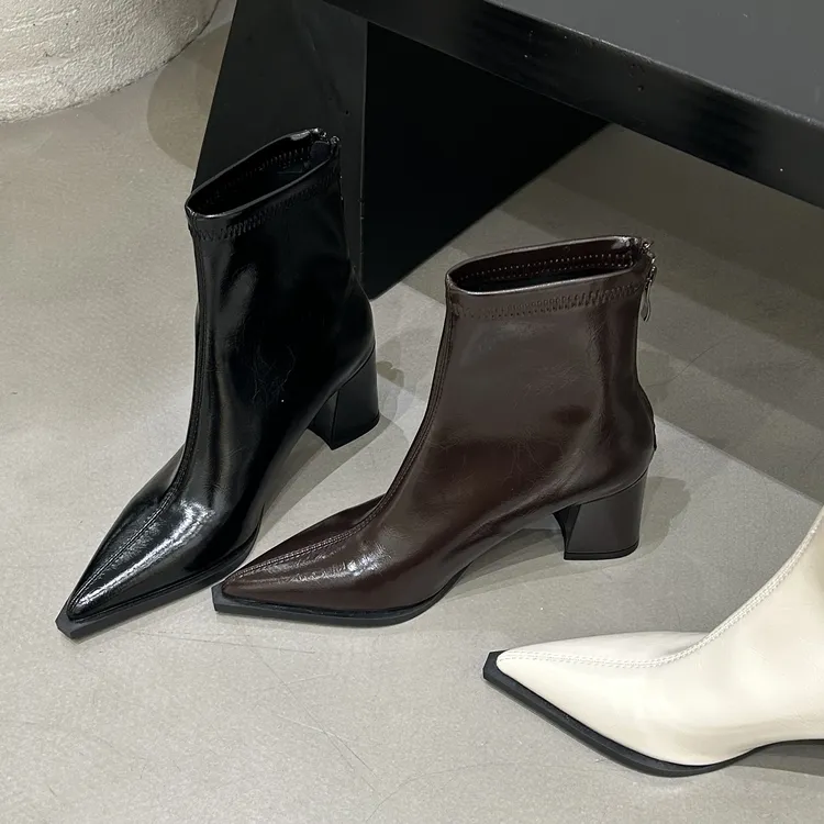 高跟尖头短靴女粗跟后拉链2025年新款秋冬季黑色漆皮高级感马丁靴