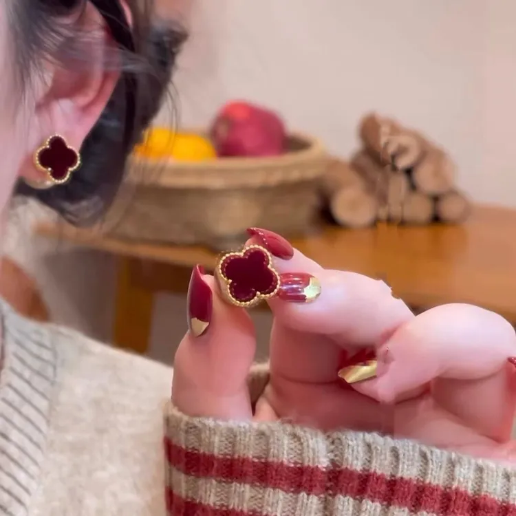 铜合金仿珍珠耳饰 丝绒质感红色幸运草珠珠耳饰一款多戴养耳洞