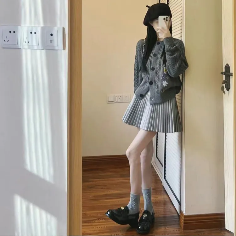 2025秋季精致花朵绣花短款针织衫法式小香风灰色针织开衫上衣女